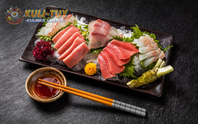 Sashimi: Nikmatnya Ikan Mentah, Tapi Apakah Benar-Benar Aman? 1 Sashimi